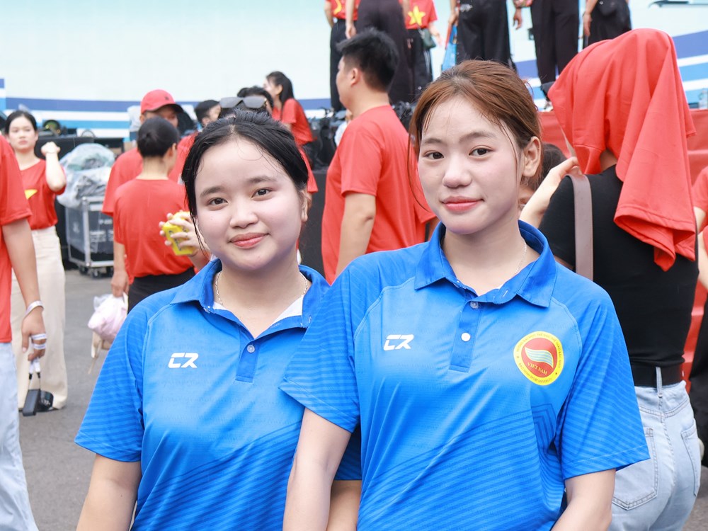 Người dân chạy bộ quanh hồ Hoàn Kiếm hưởng ứng phong trào tập luyện thể thao - ảnh 4