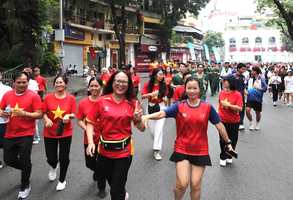 Hơn 12.000 người hòa bước chạy tại hồ Hoàn Kiếm - ảnh 12