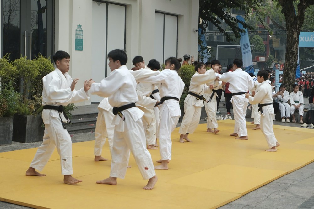 Trải nghiệm “đắm mình” trong các môn thể thao tại hồ Hoàn Kiếm - ảnh 2