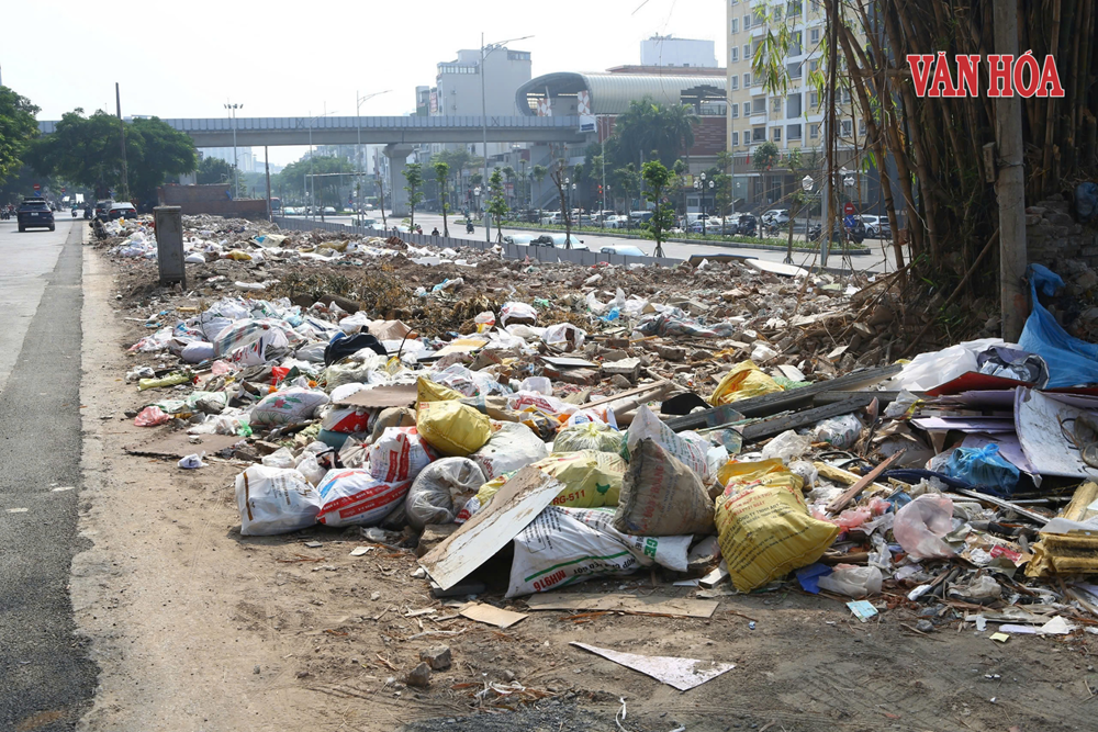  Rác thải tồn đọng tại khu vực giải tỏa Đê La Thành - ảnh 2