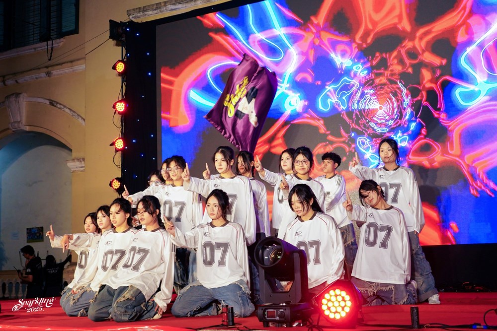 Đêm hội Sparkling Night 2025: Vẻ đẹp học sinh Chu Văn An - ảnh 1