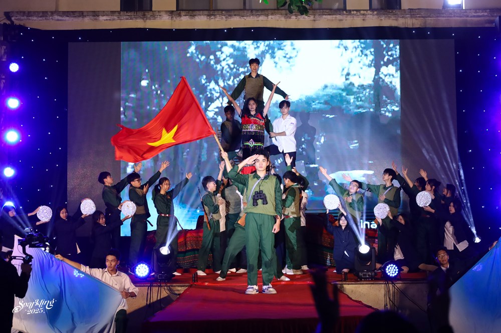 Đêm hội Sparkling Night 2025: Vẻ đẹp học sinh Chu Văn An - ảnh 7