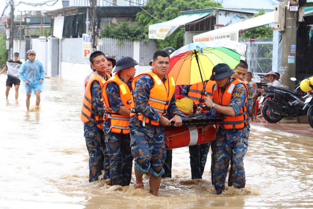 Lũ lụt đi qua, tình quân dân còn mãi - ảnh 1