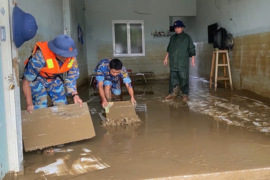 Lũ lụt đi qua, tình quân dân còn mãi - ảnh 2