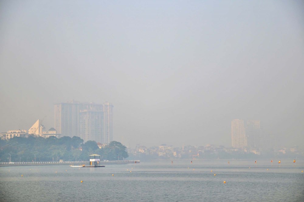 Khói bụi bao trùm Hà Nội, trẻ em đối mặt nguy cơ sức khỏe nghiêm trọng - ảnh 1