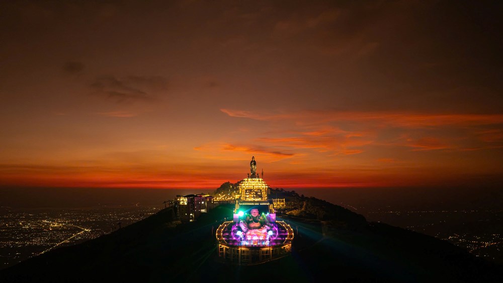 Sốt rần rần khoảnh khắc hoàng hôn đẹp siêu thực tại núi Bà Đen - ảnh 10