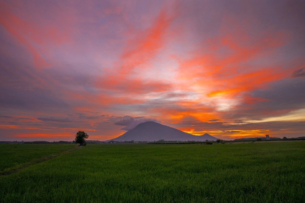 Sốt rần rần khoảnh khắc hoàng hôn đẹp siêu thực tại núi Bà Đen - ảnh 5