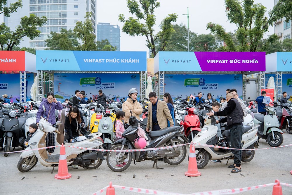 Ngày hội Thu xăng đổi điện: Xe máy điện VinFast “được lòng” từ học sinh, nhân viên văn phòng tới người lớn tuổi - ảnh 1
