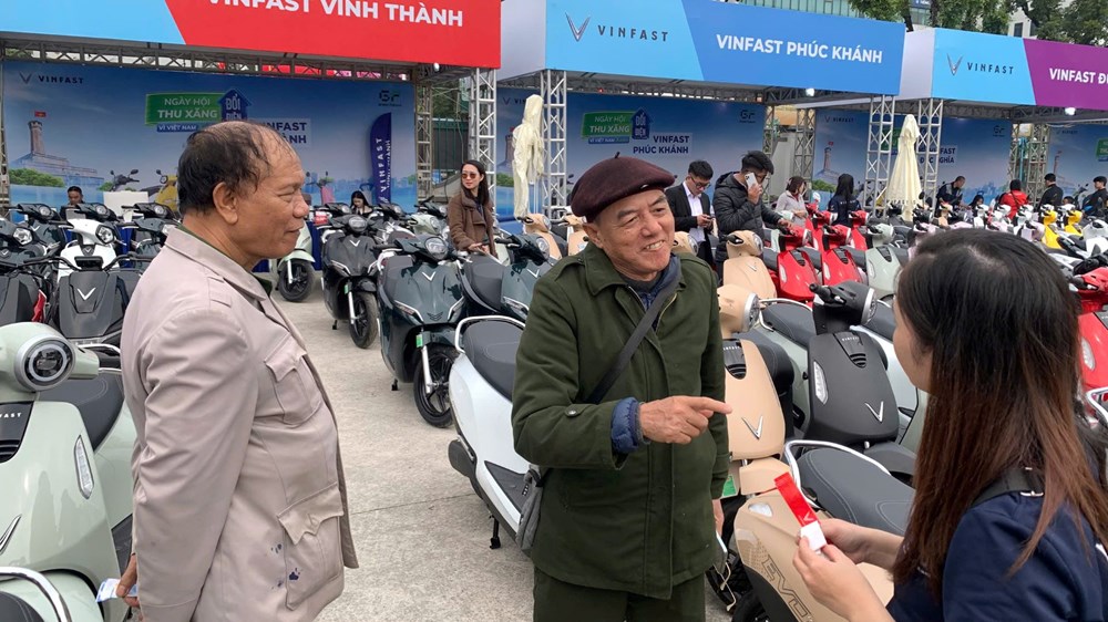 Ngày hội Thu xăng đổi điện: Xe máy điện VinFast “được lòng” từ học sinh, nhân viên văn phòng tới người lớn tuổi - ảnh 3