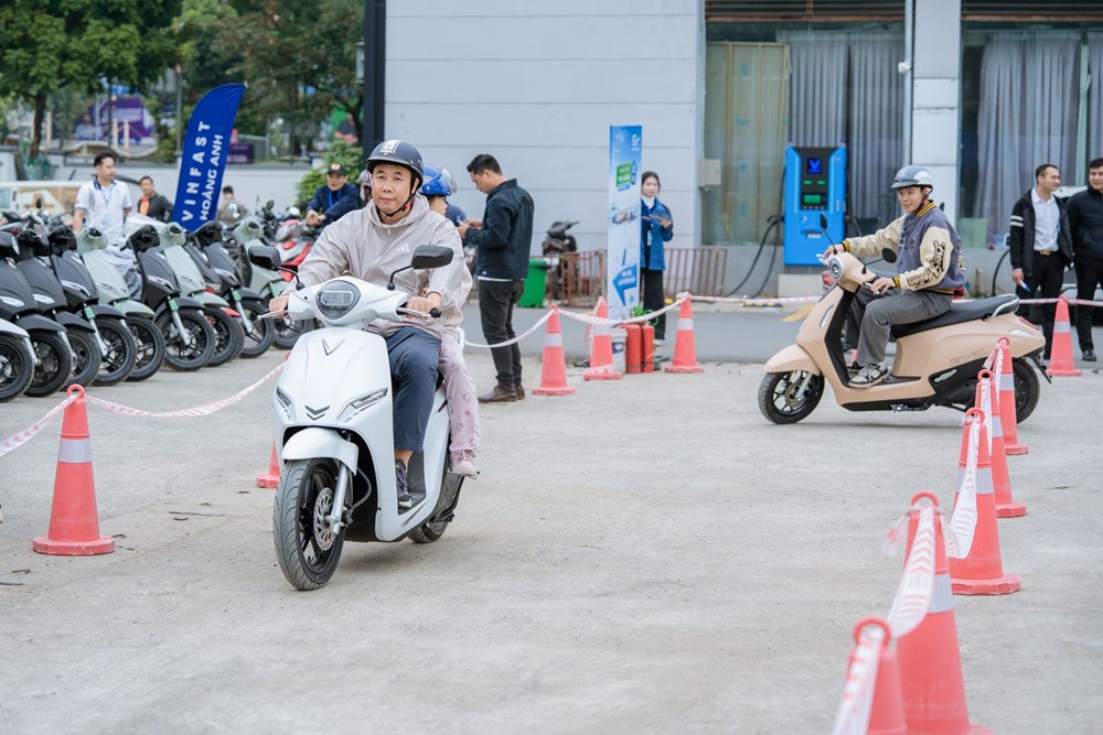 Ngày hội Thu xăng đổi điện: Xe máy điện VinFast “được lòng” từ học sinh, nhân viên văn phòng tới người lớn tuổi - ảnh 4