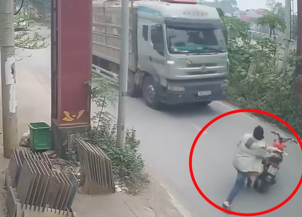 Hà Nội tạm giữ hình sự đối tượng đẩy Cảnh sát giao thông vào đầu xe tải - ảnh 1