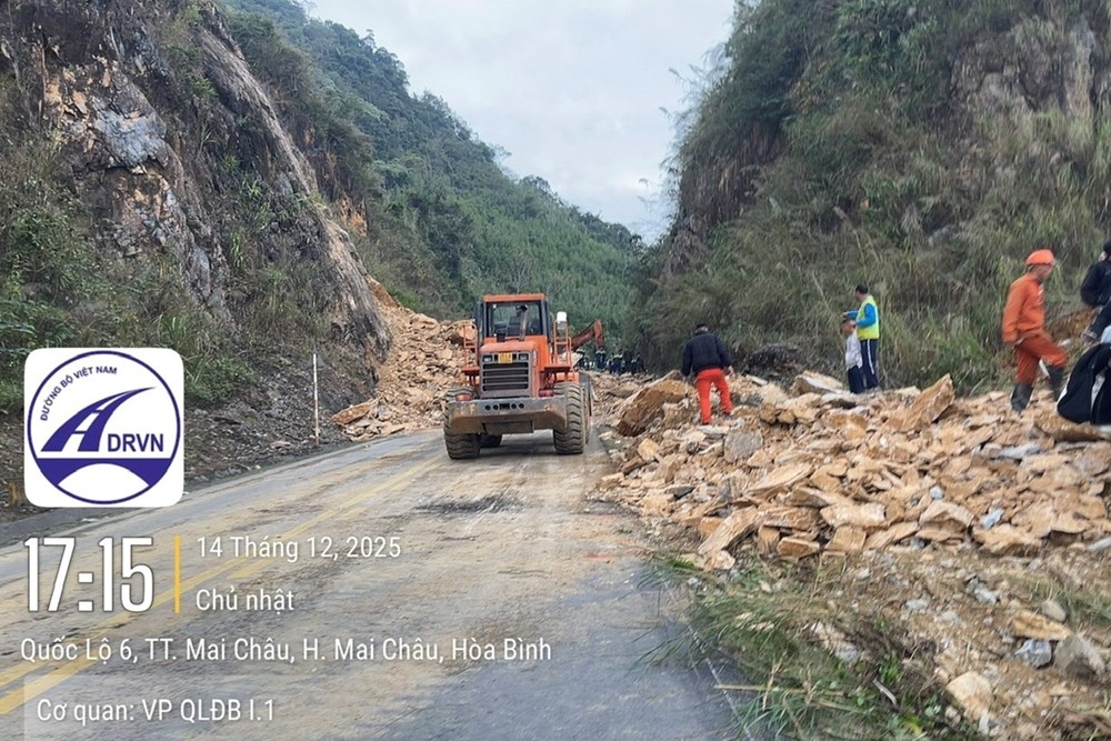 Khẩn trương cứu nạn, khắc phục sạt lở trên Quốc lộ 6 qua Phú Thọ - ảnh 1