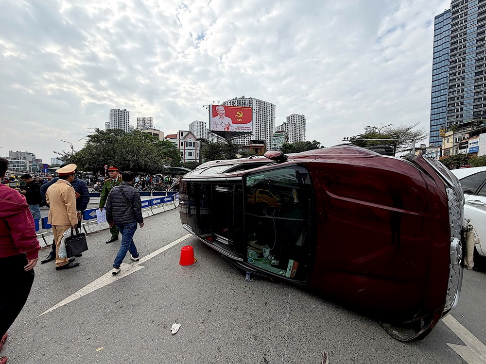 Đường Láng: Ô tô lật giữa trưa, đêm đến xe con “toác đầu” bỏ chạy - ảnh 1