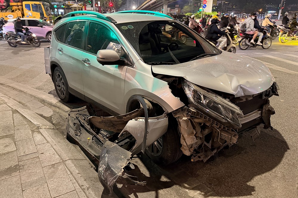 Đường Láng: Ô tô lật giữa trưa, đêm đến xe con “toác đầu” bỏ chạy - ảnh 2