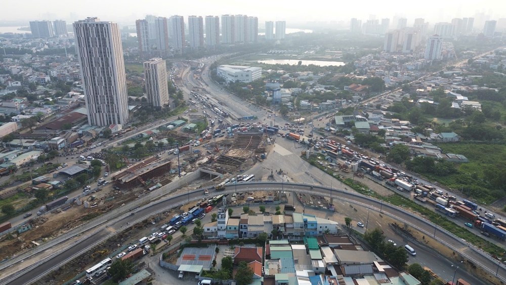 Cửa ngõ Hà Nội, TP.HCM ùn tắc nghiêm trọng trong chiều cuối năm - ảnh 3