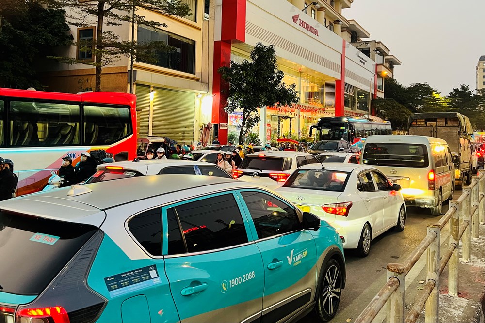 Cửa ngõ Hà Nội, TP.HCM ùn tắc nghiêm trọng trong chiều cuối năm - ảnh 2