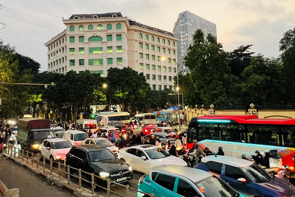 Cửa ngõ Hà Nội, TP.HCM ùn tắc nghiêm trọng trong chiều cuối năm - ảnh 1