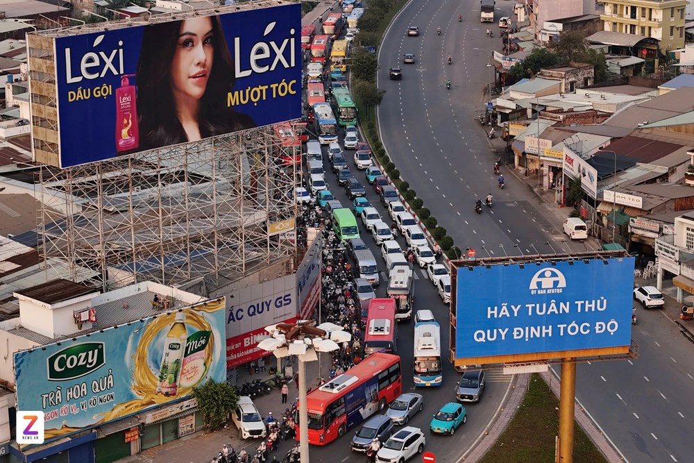 Cửa ngõ Hà Nội, TP.HCM ùn tắc nghiêm trọng trong chiều cuối năm - ảnh 4