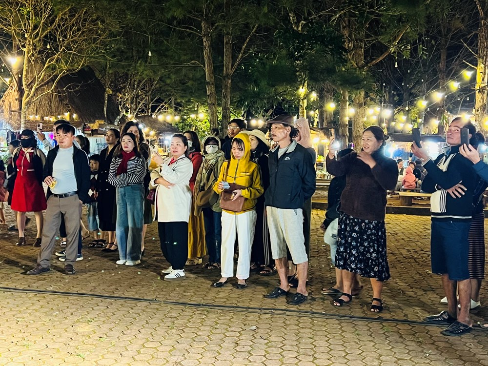 Chợ đêm Măng Đen - điểm nhấn du lịch đầu năm mới - ảnh 3