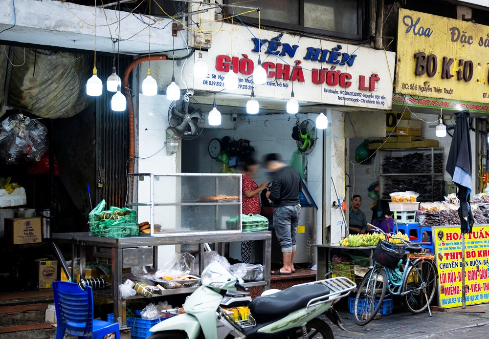 Kỳ lạ, bị phát hiện 300 tấn giò chả “ngậm” hàn the, cửa hàng vẫn mở bán tấp nập - ảnh 1