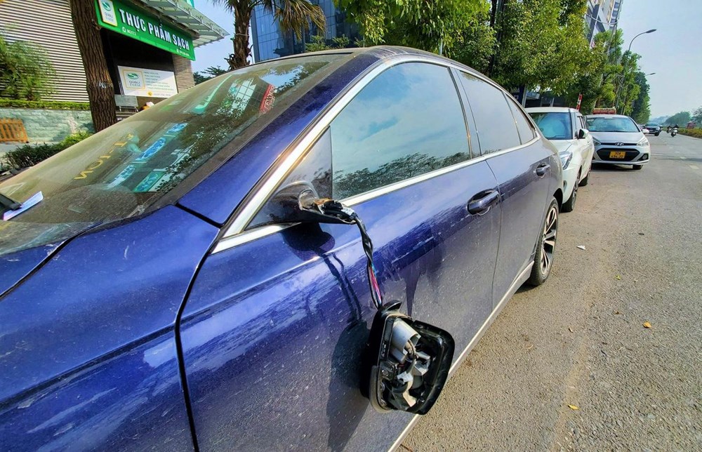 Loạt ô tô bị bẻ gương, cần gạt mưa khiến người dân bất an - ảnh 1