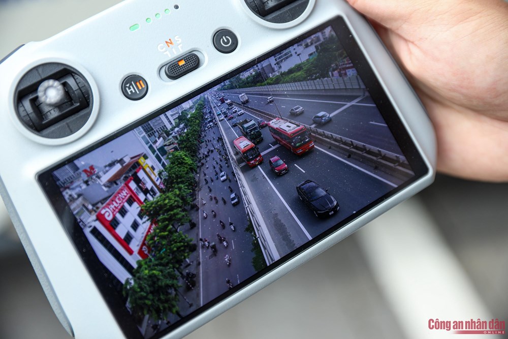 Flycam công an tuần tra cao tốc: Làn khẩn cấp không còn “vùng mù” vi phạm - ảnh 1