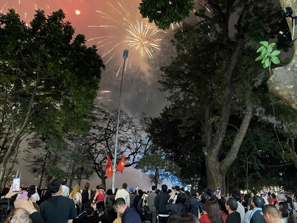 Pháo hoa rực sáng bầu trời, người Việt du xuân đón giao thừa Bính Ngọ 2026 - ảnh 2