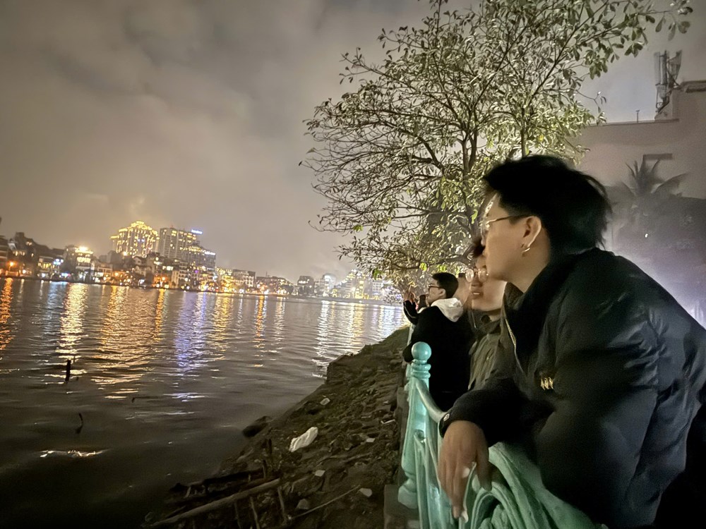 Pháo hoa rực sáng bầu trời, người Việt du xuân đón giao thừa Bính Ngọ 2026 - ảnh 5