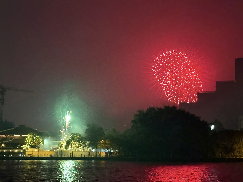 Pháo hoa rực sáng bầu trời, người Việt du xuân đón giao thừa Bính Ngọ 2026 - ảnh 6