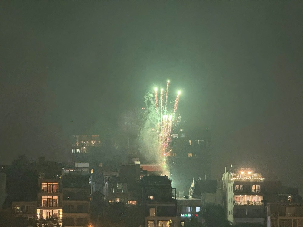 Pháo hoa rực sáng bầu trời, người Việt du xuân đón giao thừa Bính Ngọ 2026 - ảnh 7