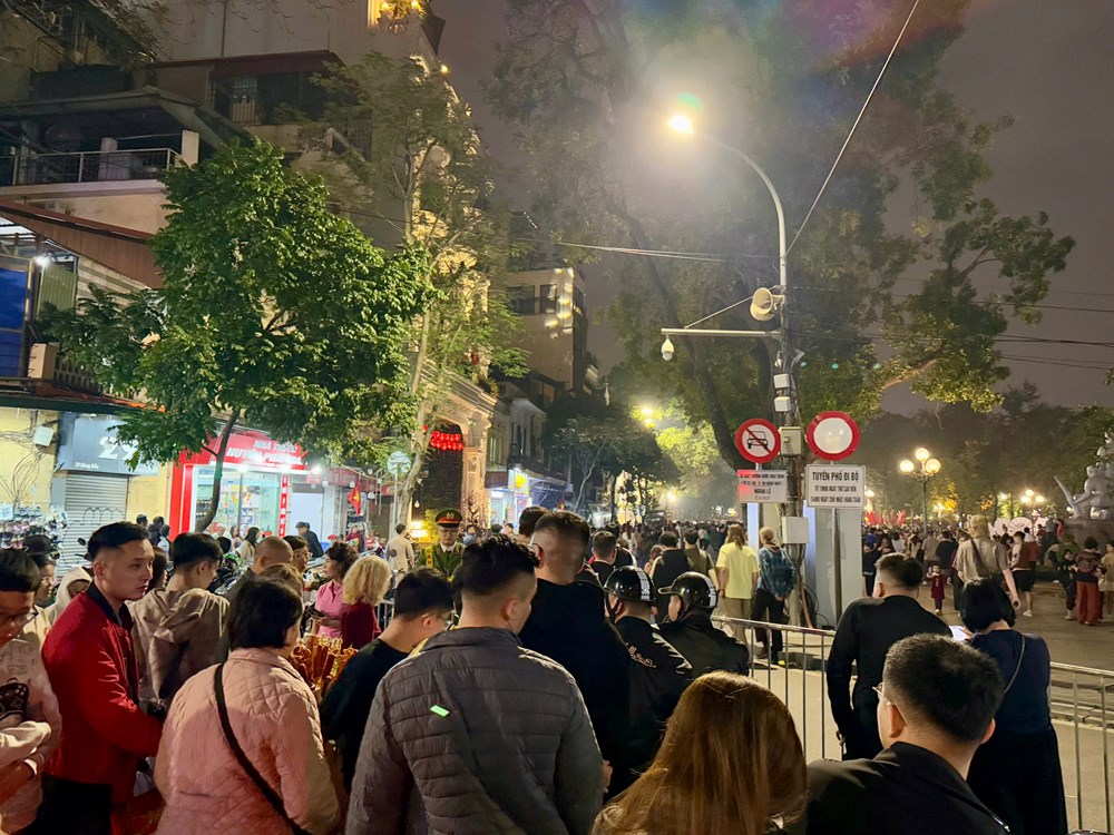 Pháo hoa rực sáng bầu trời, người Việt du xuân đón giao thừa Bính Ngọ 2026 - ảnh 3