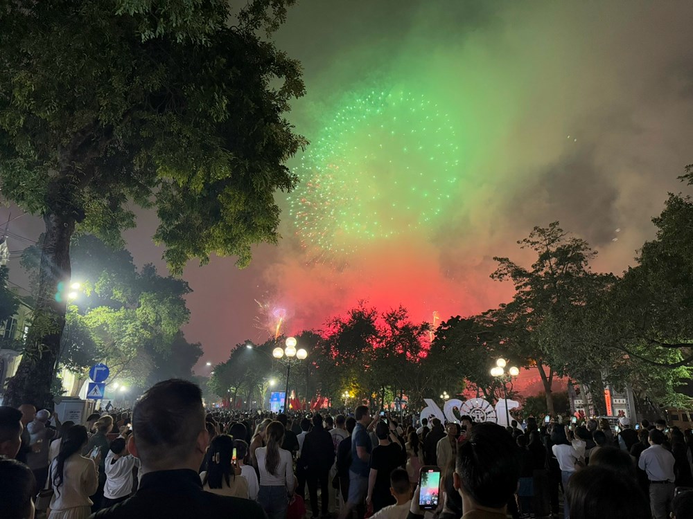 Pháo hoa rực sáng bầu trời, người Việt du xuân đón giao thừa Bính Ngọ 2026 - ảnh 1