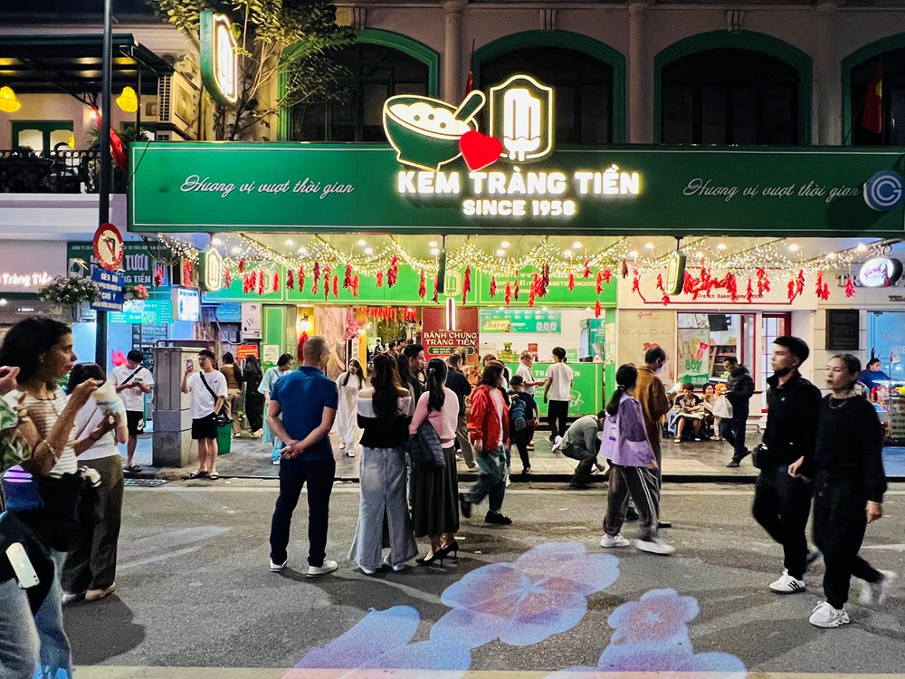 Pháo hoa rực sáng bầu trời, người Việt du xuân đón giao thừa Bính Ngọ 2026 - ảnh 4