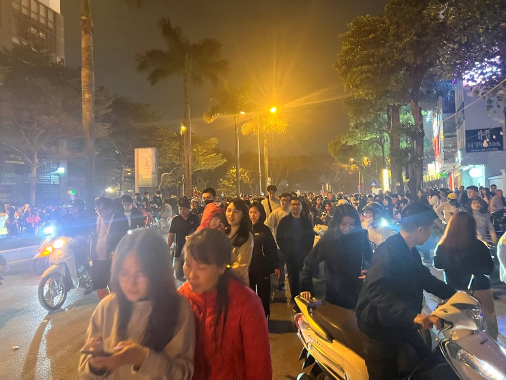 Pháo hoa rực sáng bầu trời, người Việt du xuân đón giao thừa Bính Ngọ 2026 - ảnh 15