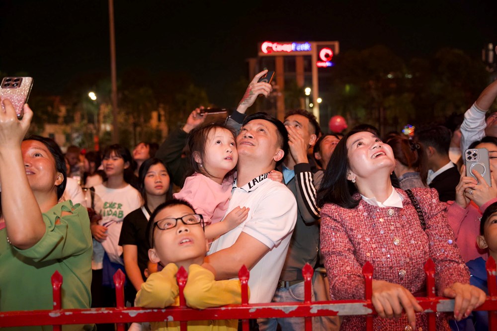 Pháo hoa rực sáng bầu trời, người Việt du xuân đón giao thừa Bính Ngọ 2026 - ảnh 12