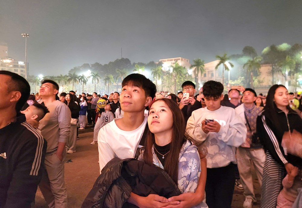 Pháo hoa rực sáng bầu trời, người Việt du xuân đón giao thừa Bính Ngọ 2026 - ảnh 13