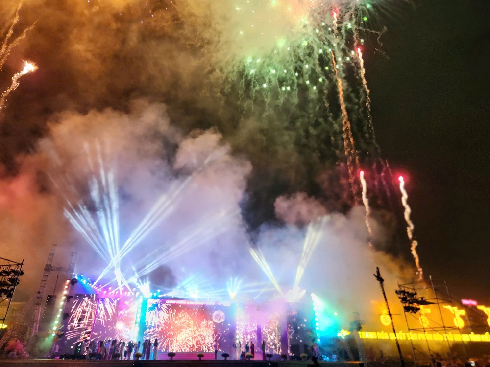 Pháo hoa rực sáng bầu trời, người Việt du xuân đón giao thừa Bính Ngọ 2026 - ảnh 11