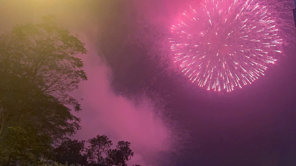 Pháo hoa rực sáng bầu trời, người Việt du xuân đón giao thừa Bính Ngọ 2026 - ảnh 9