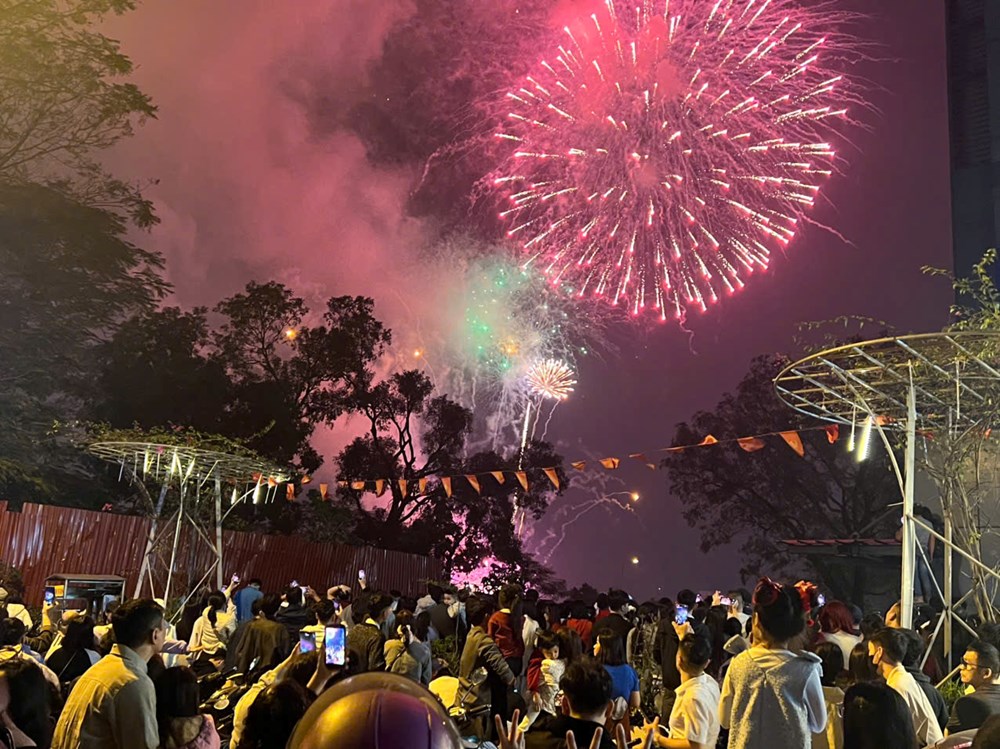 Pháo hoa rực sáng bầu trời, người Việt du xuân đón giao thừa Bính Ngọ 2026 - ảnh 10