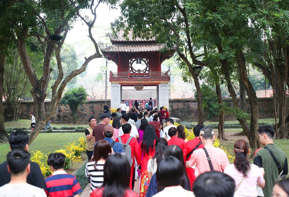 Xin chữ đầu xuân ở Văn Miếu - nét đẹp gìn giữ truyền thống hiếu học - ảnh 1