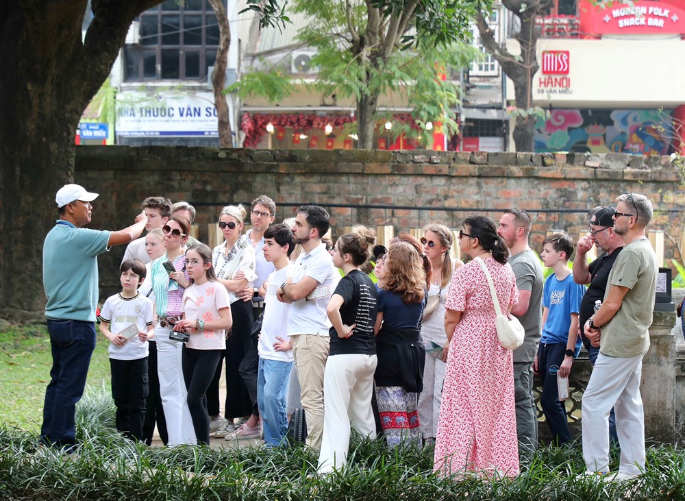 Xin chữ đầu xuân ở Văn Miếu - nét đẹp gìn giữ truyền thống hiếu học - ảnh 10