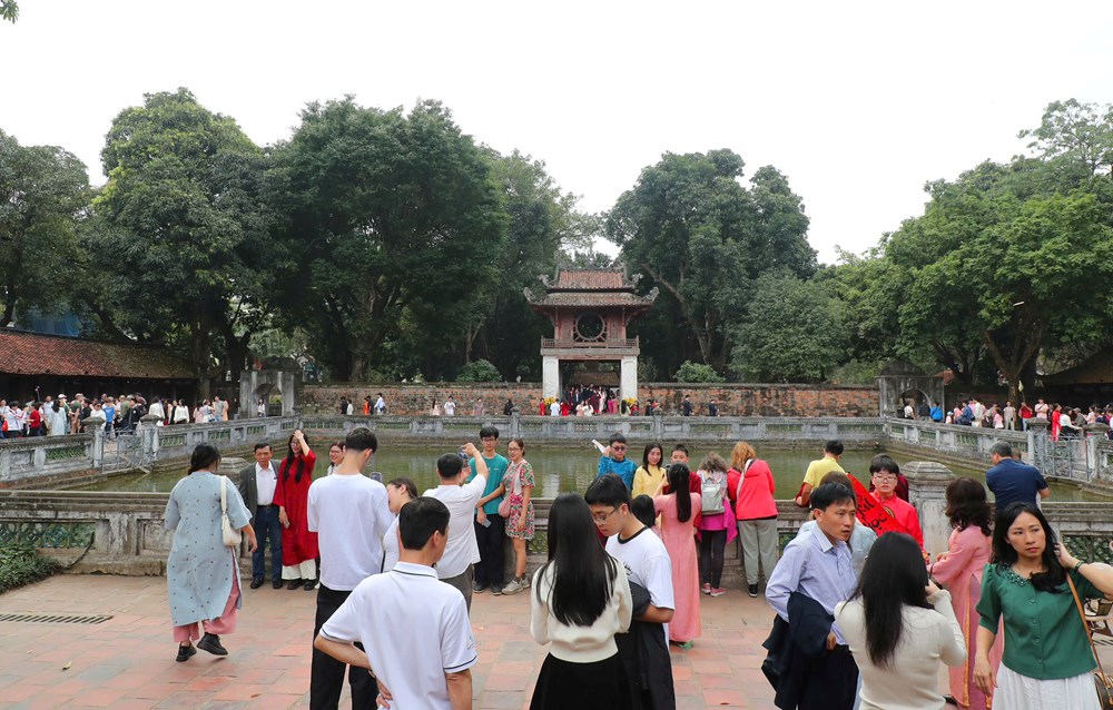 Xin chữ đầu xuân ở Văn Miếu - nét đẹp gìn giữ truyền thống hiếu học - ảnh 11