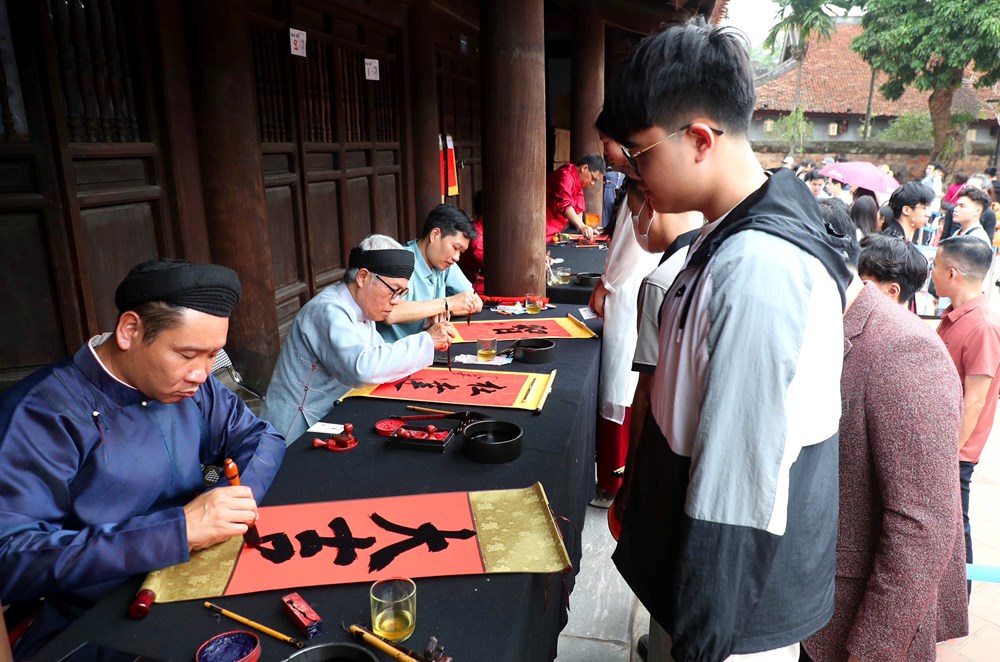 Xin chữ đầu xuân ở Văn Miếu - nét đẹp gìn giữ truyền thống hiếu học - ảnh 4