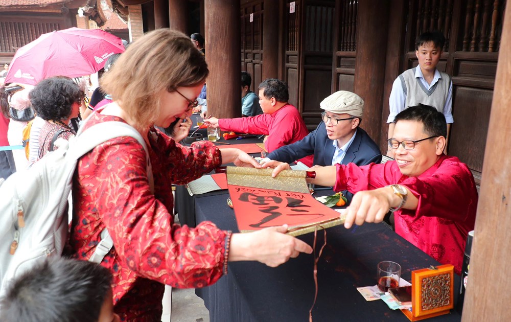 Xin chữ đầu xuân ở Văn Miếu - nét đẹp gìn giữ truyền thống hiếu học - ảnh 8