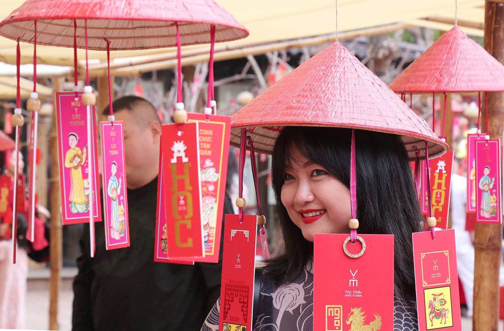 Xin chữ đầu xuân ở Văn Miếu - nét đẹp gìn giữ truyền thống hiếu học - ảnh 14