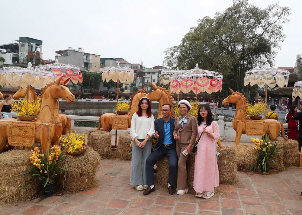 Xin chữ đầu xuân ở Văn Miếu - nét đẹp gìn giữ truyền thống hiếu học - ảnh 13