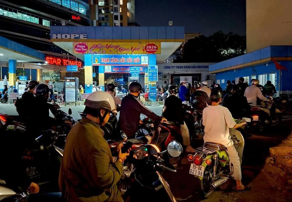 Người dân Hà Nội xếp hàng mua xăng giữa đêm, nhu cầu tăng đột biến - ảnh 1