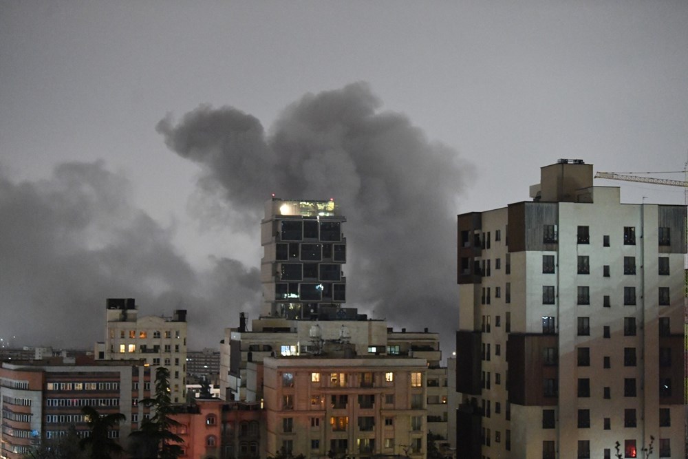 Không kích - tên lửa “ăn miếng trả miếng”, nguy cơ xung đột Trung Đông lan rộng - ảnh 1