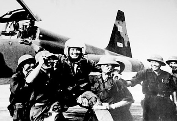 Máy bay ta ném bom Dinh Độc Lập - ảnh 1