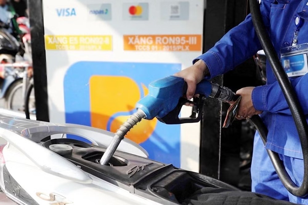 Giá xăng dầu giảm từ 15h30 ngày 8.4, RON95 xuống 26.530 đồng/lít - ảnh 1